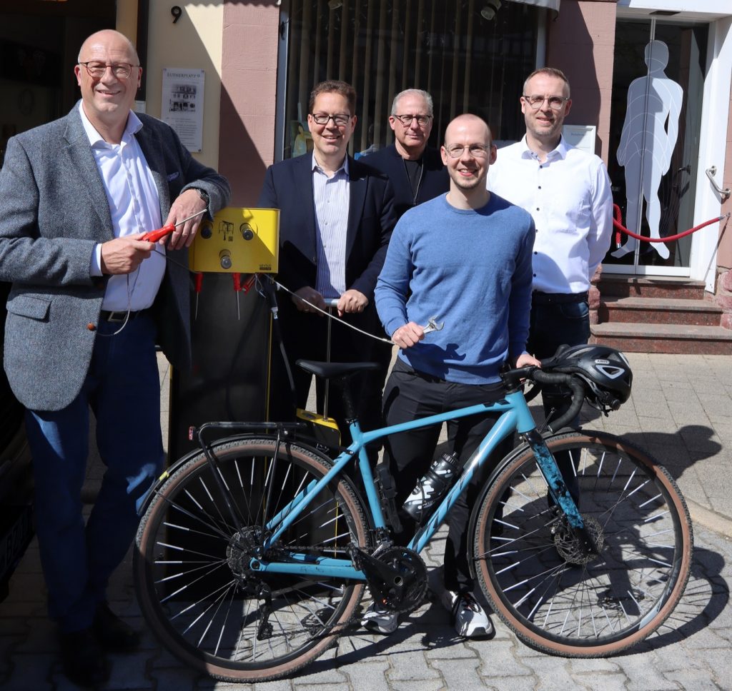 Selbsthilfe für Radler: Stadtwerke spendieren Reparaturstation