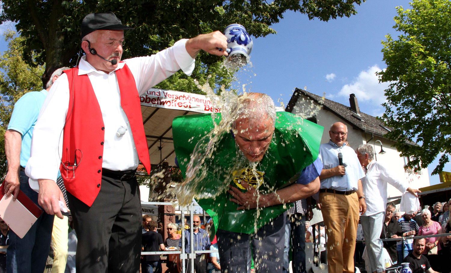Mann wird mit Wasser übergossen beim Ebbelwoifest