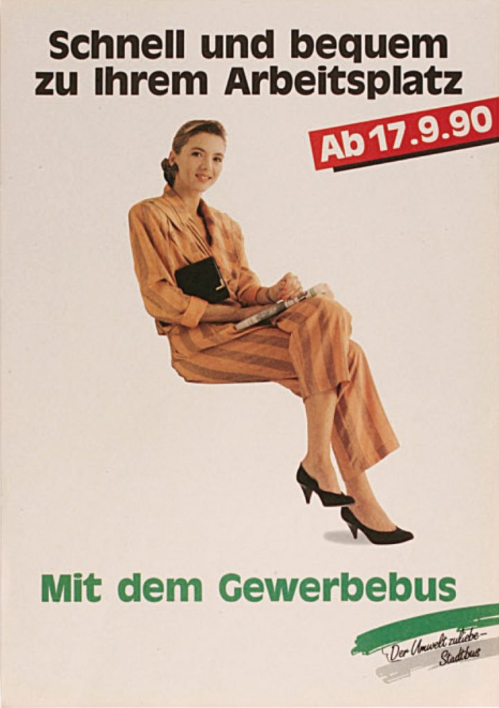 Eine Frau in einem braunen Hosen-Anzug sitzt entspannt auf einem unsichtbaren Sitz und hält eine Zeitung, begleitet von Texten, die einen bequemen Arbeitsweg mit dem Gewerbebus ab dem 17. September 1990 bewerben.