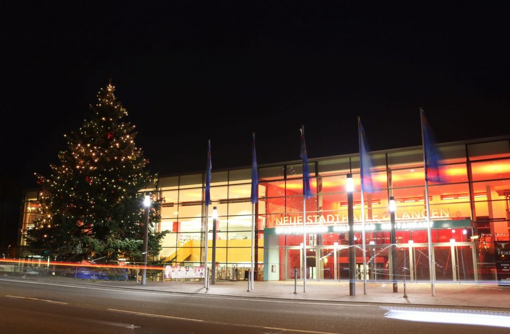 Weihnachtlicher Blickfang 1 Stadthalle Weihnachtsbaum