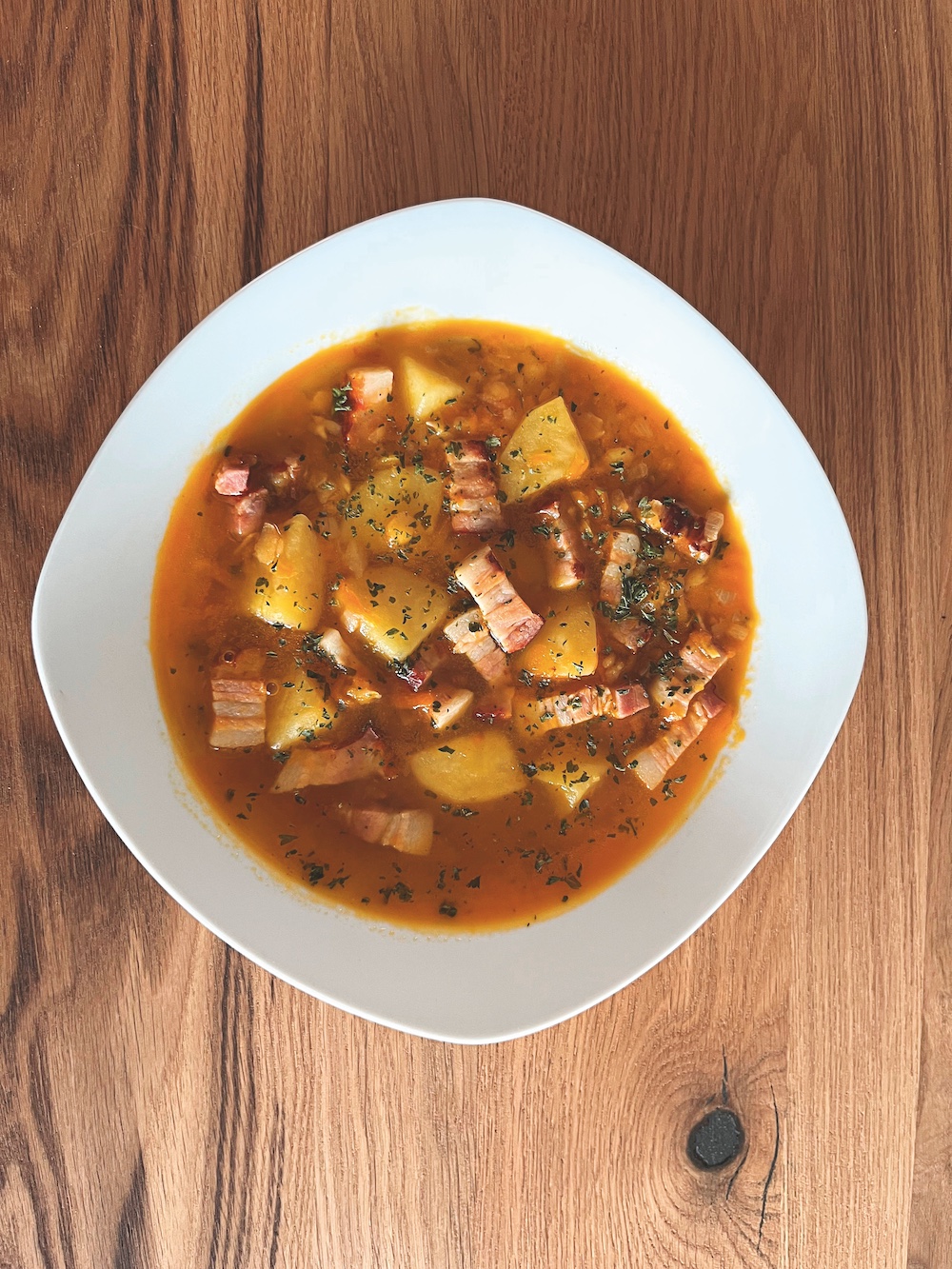 Ein Teller mit Erbsensuppe