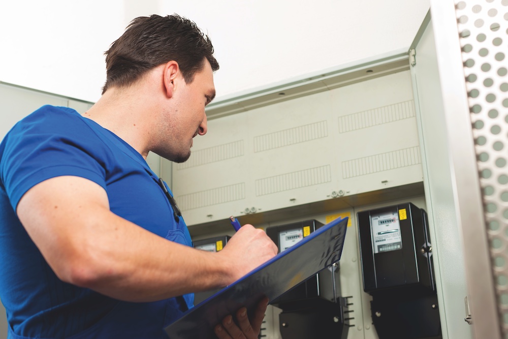 TechnikerliestdenStromzaehlerab