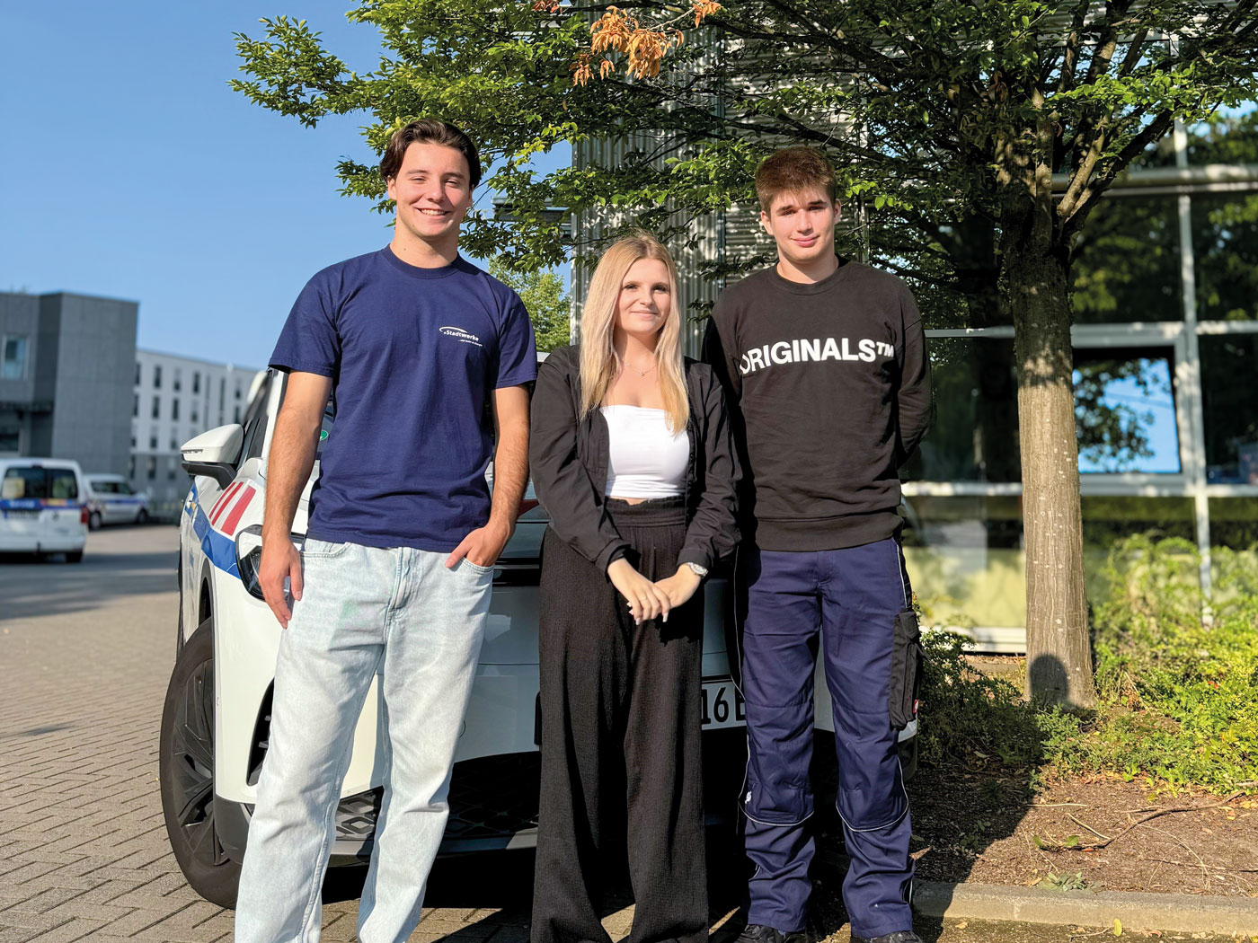 3 Auszubildende v.l.n.r: Cesco, 19 Jahre Auszubildender zum Anlagenmechaniker SHK; Ann-Catrin, 19 Jahre Auszubildende zur Bürokauffrau; Sam, 17 Jahre Auszubildender zum Elektroniker für Betriebstechnik