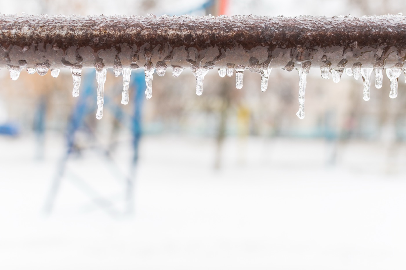Eine Eisüberzogene Trinkwasserleitung.