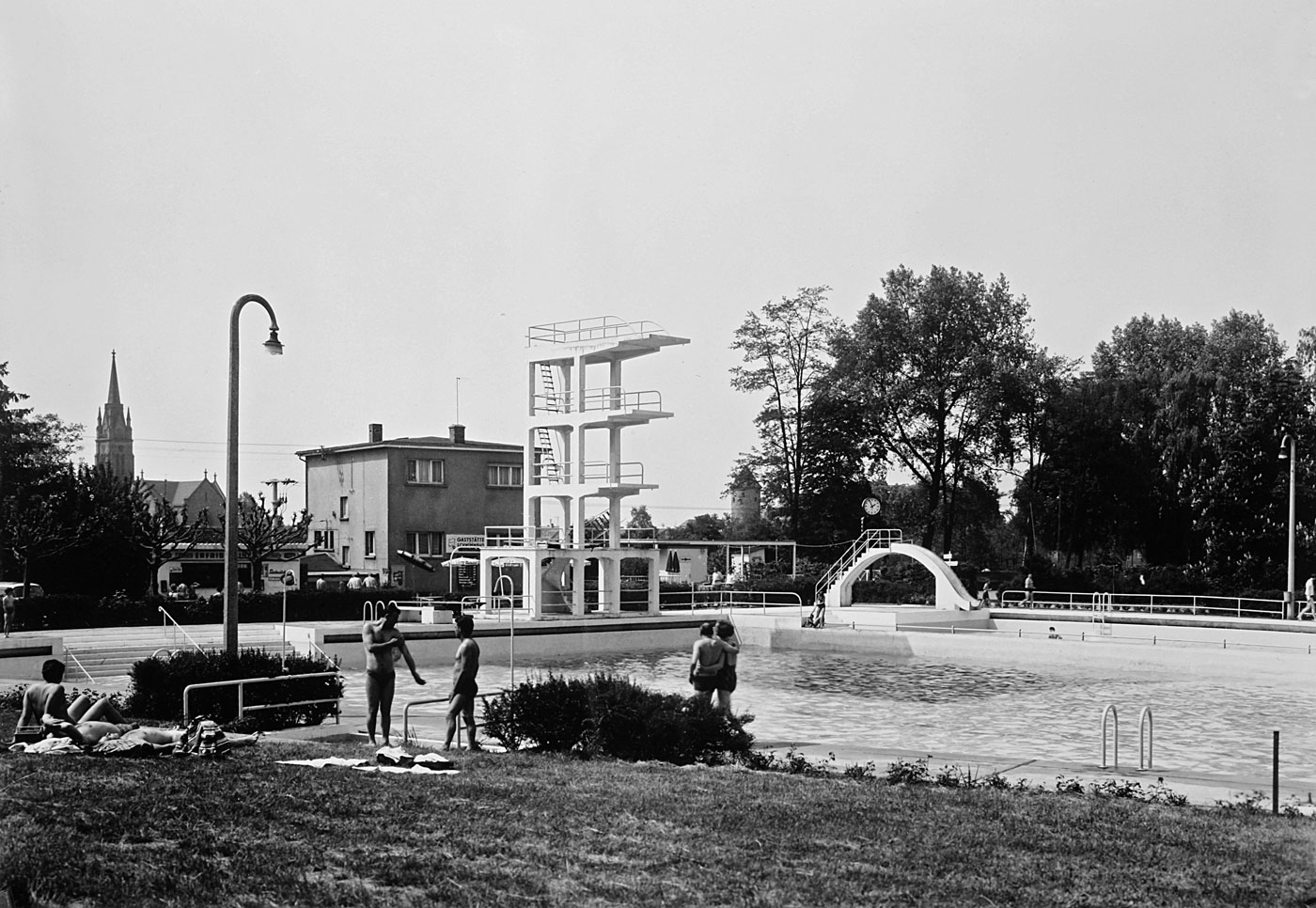 Foto vom Schwimmstadion mit Sprungturm und Schwimmbecken