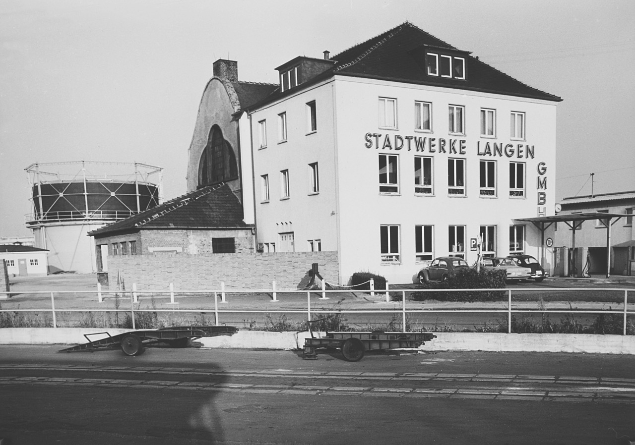 Eine schwarz-weiß Aufnahme des 2-stöckigen Gebäudes der Stadtwerke Langen aus dem Jahr 1966. Auf der Wand steht groß der Schriftzug "Stadtwerke Langen GmbH"