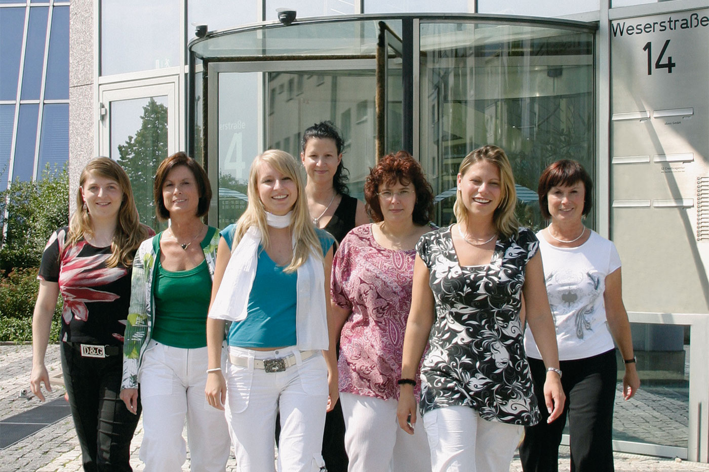 Eine Gruppe von 7 Frauen vor dem Eingang des Stadtwerke-Gebäudes auf die Kamera zugehen.