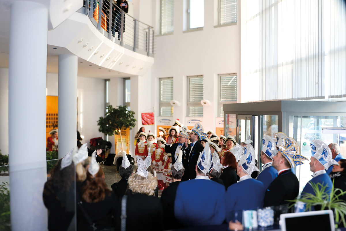 Karnevalisten stehen im Eingangsbereich vom Stadtwerke Langen Gebäude