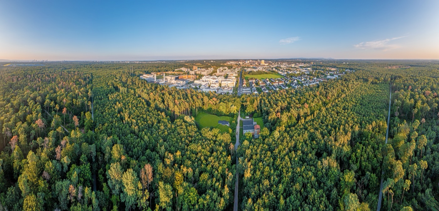Eine Luftbildaufnahme von Langen bei Sonnenuntergang und blauem Himmel.