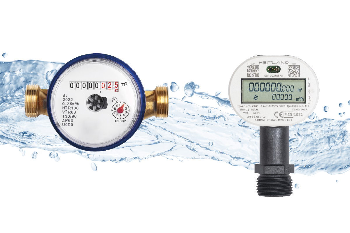 Zwei Abbildungen von Wasserzähler-Typen nebeneinander (Ringkolbenzähler und Ultraschall-Wasserzähler) und im Hintergrund ein Wasserstrahl.