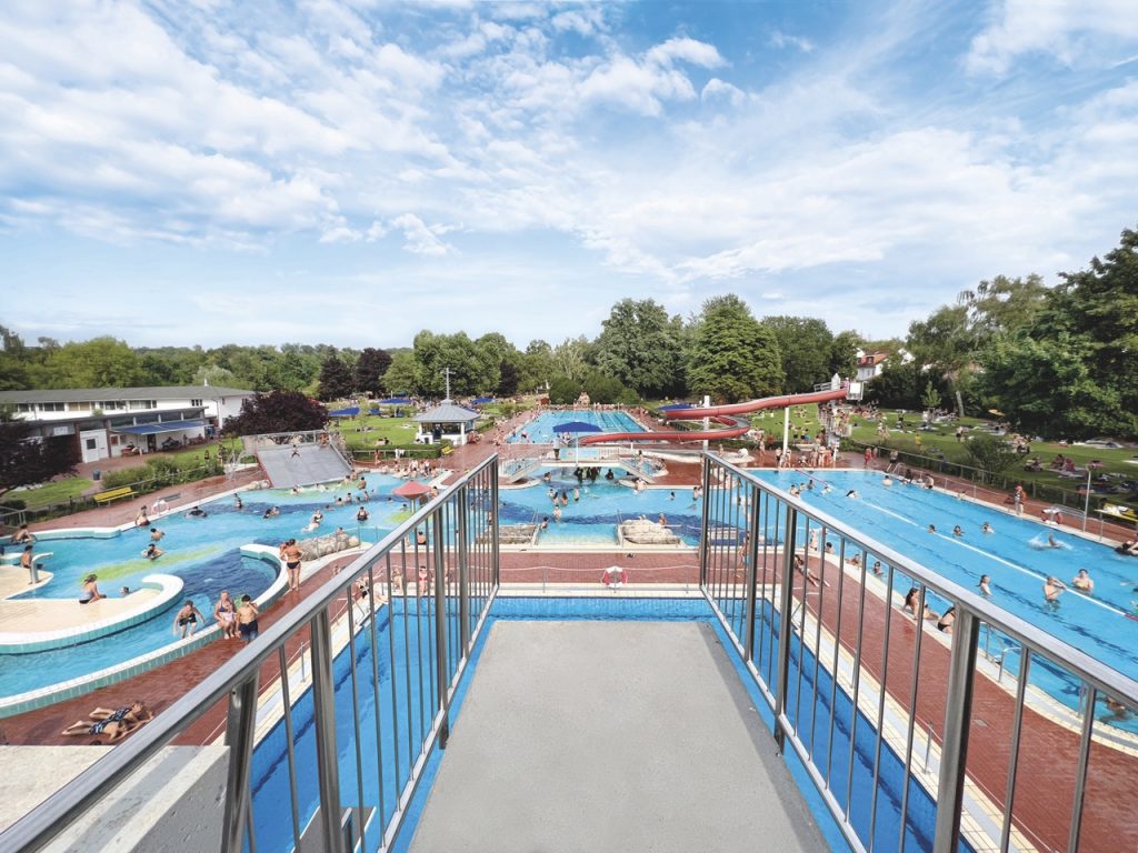 Sonne heizt das Langener Schwimmbecken