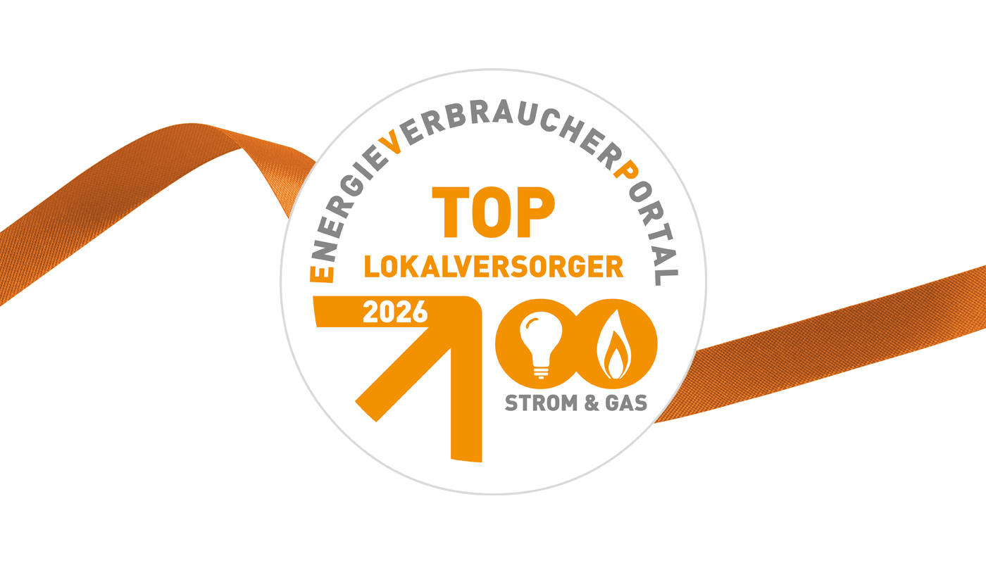 Rundes Siegel "Top Lokalversorger" mit einem orangenen Band im Hintergrund