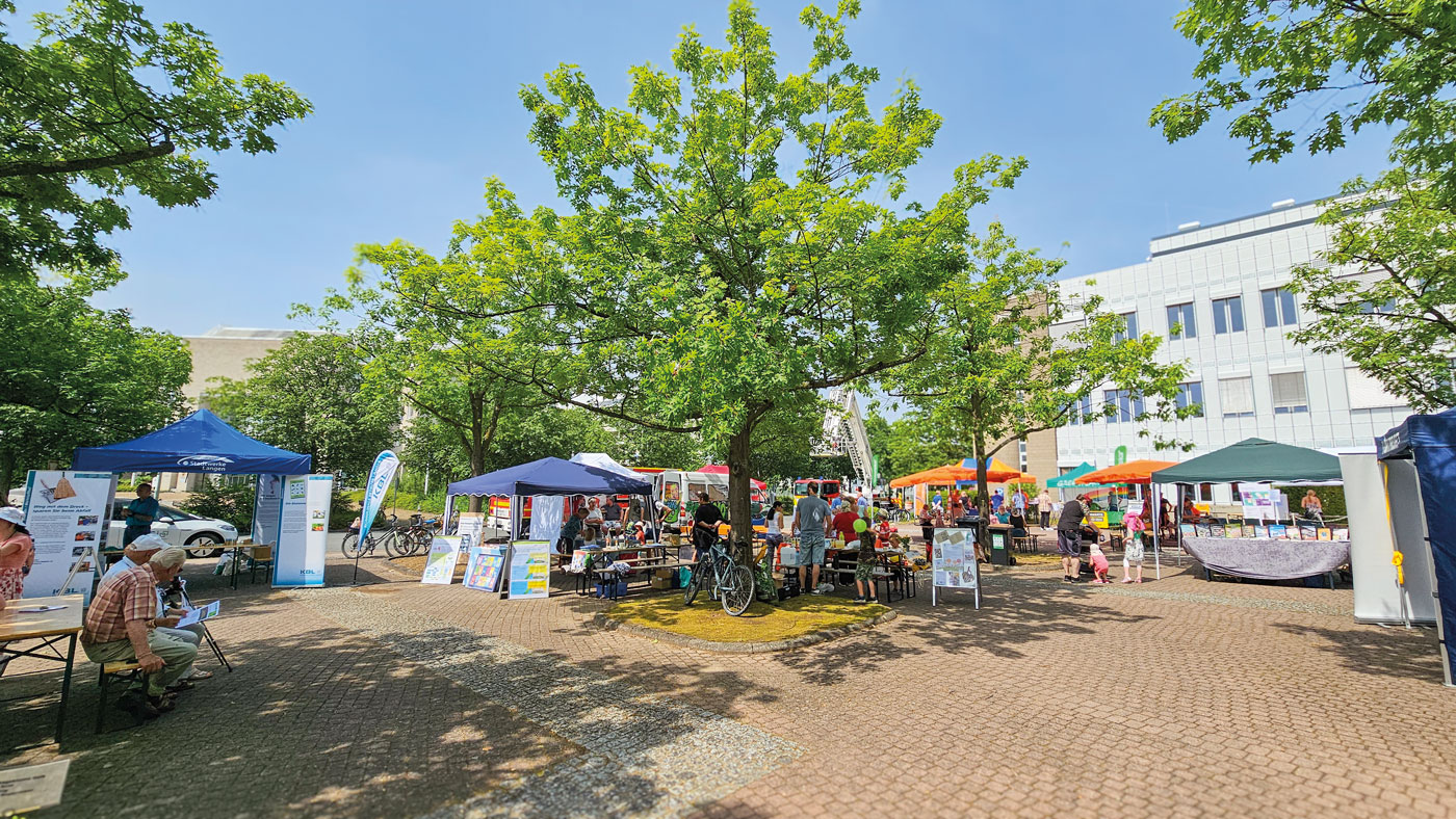 Panoramaaufnahme vom Festplatz mit einigen Ständen und Besuchern.