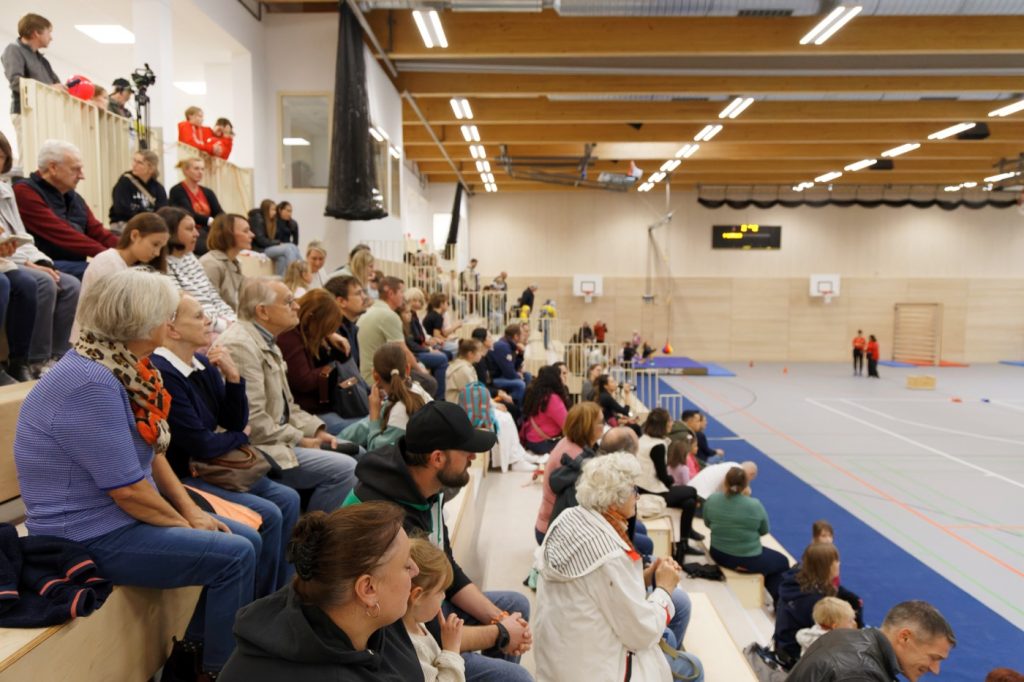 Vier-Felder-Halle eingeweiht 1 Viele Zuschauer die auf der Tribüne einer Sporthalle sitzen.