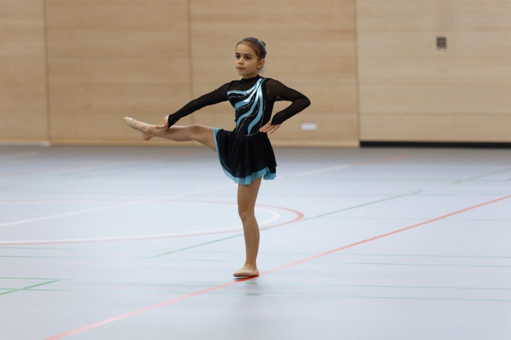 Vier-Felder-Halle eingeweiht 4 Ein junges Mädchen zeigt eine akrobatische Übung.