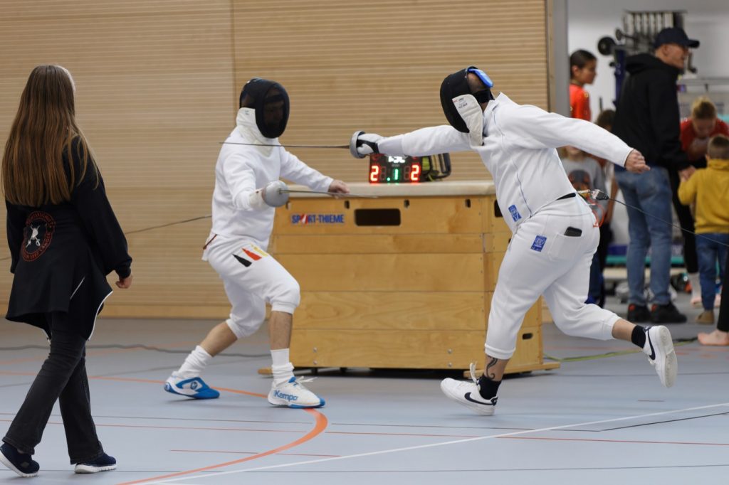 Vier-Felder-Halle eingeweiht 6 Zwei Personen in weißer Fecht-Kleidung beim Fechten.