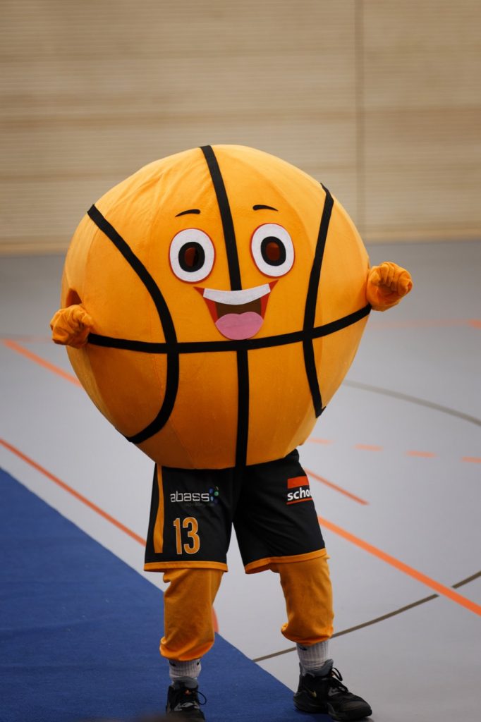 Vier-Felder-Halle eingeweiht 3 Ein Basketball-Maskottchen jubelt.