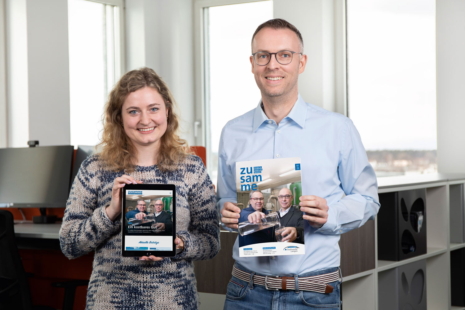 Mitarbeiter halten das neue Magazin in den Händen