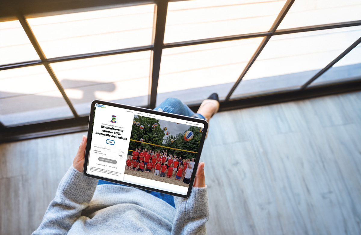 Frau hält iPad mit Abbildung der zusamme crowd Website